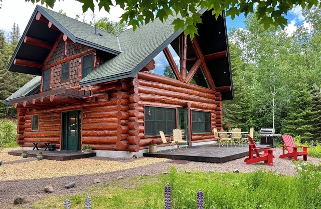 Mountainside Cabin on Caribou Lake