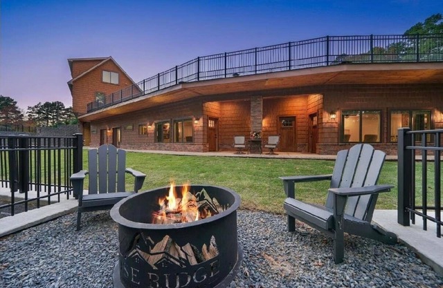 Mountainside Luxury Cottage 2—LOCATION! LOCATION!