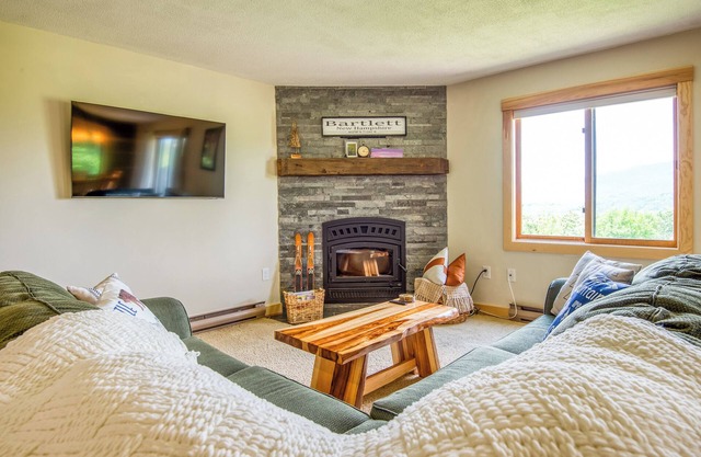 Mountainside Sunset Retreat close to area hiking and multiple ski resorts!