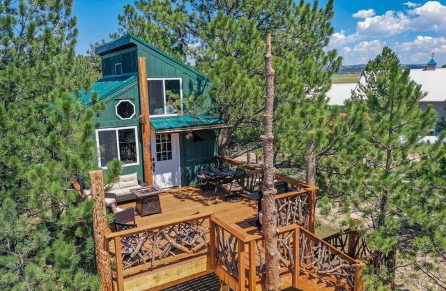 Mountainside Tree House Retreat