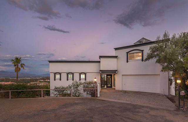 Mountainside Villa-Luxury Desert Retreat w/ Panoramic Views