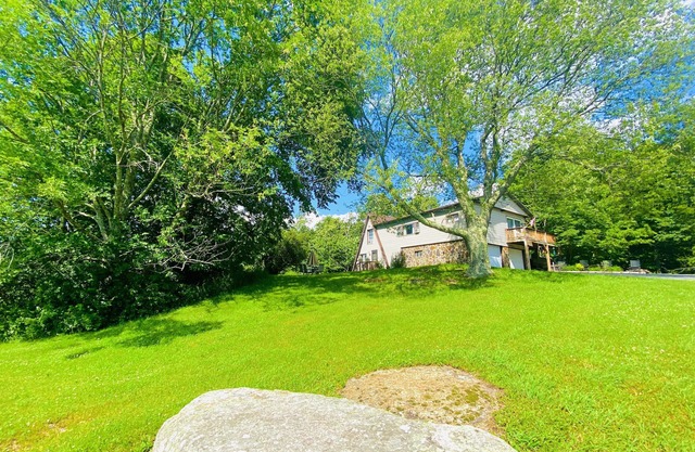 Mountaintop home w/ 4 bedroom 6 beds 2 kitchen & 2 full bathroom