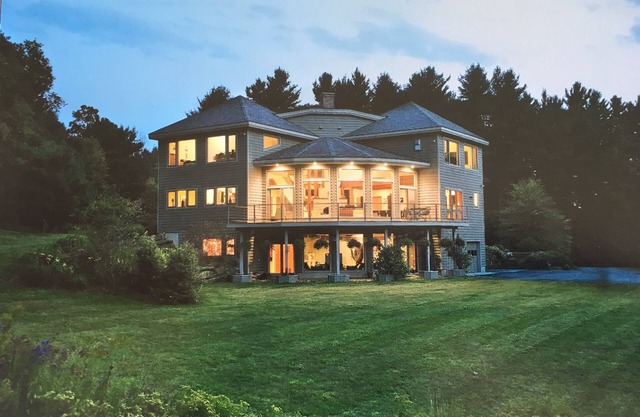 Modernes Haus auf dem Berggipfel, geräumige Wohnbereiche, Veranstaltungsorte im Freien und schöne Ausblicke