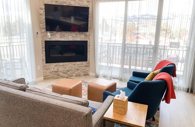 MountainView - Luxurious 2Bed/2.5 Bath + Den Vacation Suite