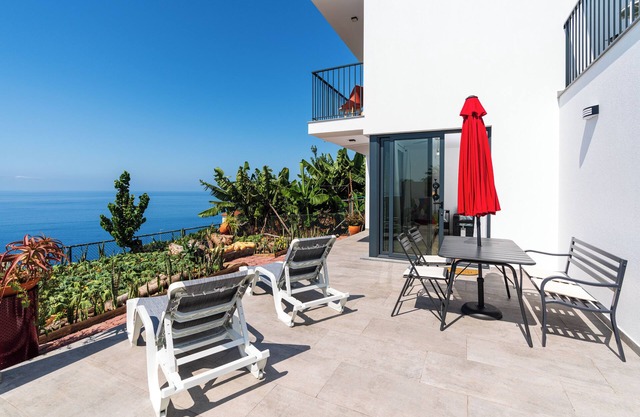 Moura's House, A view to the ocean with all the comforts.
