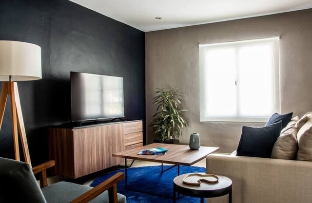 Mr. W | Cute, Renewed Roma Apartment