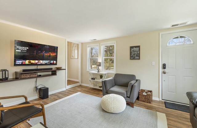 Walk to Campus/Downtown with Fiber WiFi & Workspace