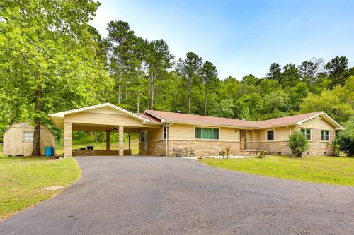 Mt Ida Home with Patio 11 Mi to Lake Ouachita!
