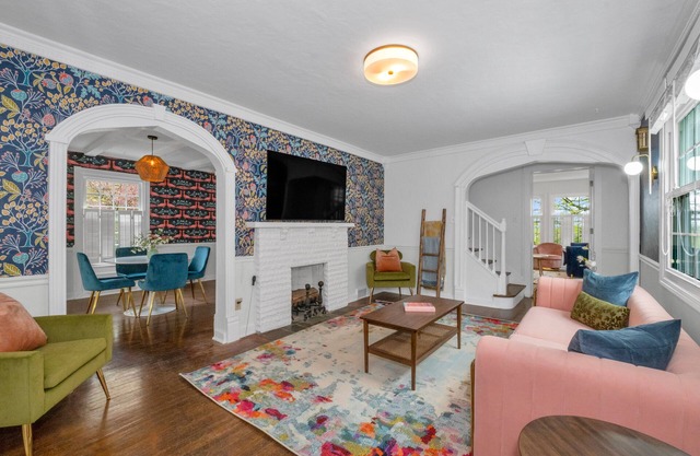 Mt. Lebanon/Luxury/Parking /King Bed/ Sleeps 8