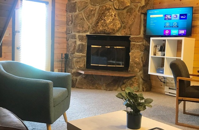 Mt Loft-Views-Resort-Pool-Hot tub-Near RMNP & WP