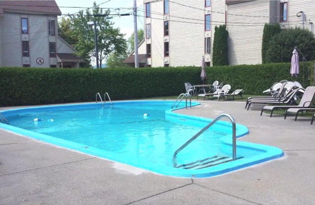 Mt-Orford ski 8.5Km. Walk to old Magog! Lake view w/pools, hot tub, sauna! Quiet