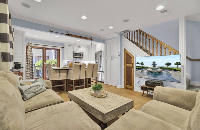 Mt Pleasant Townhouse, w/Deck and 1 mile from the beach.