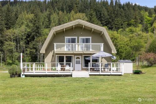 Mt Rainier!Best place to stay with family and friends! Sleeps10!4B 2B Home! Hottub!PondView!Paradise!