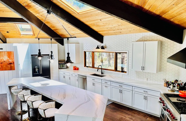 Mt retreat, Chefs Kitchen, Hot Tub, Fireplace, Smart TV, Hiking Trails -50% Off