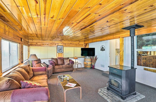 ‘Mtn Gate Guest House’ ~ 6 Mi to Shasta Lake!