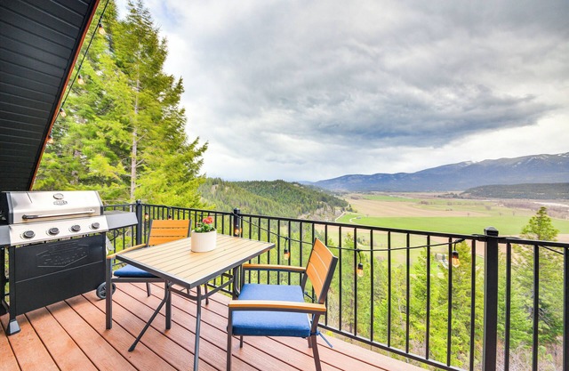 Mtn & River-View Gem w/ Balcony in Bonners Ferry