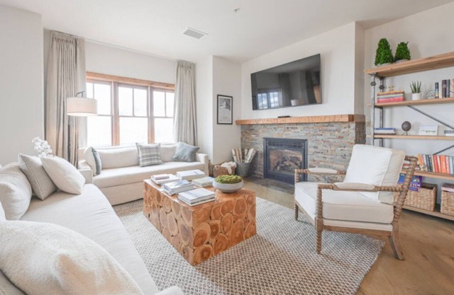 Mtn View 3BR Condo w/ Kitchen in Prime Location