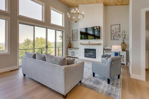 Mtn-View Decks and Fire Pit Quiet Brasstown Escape