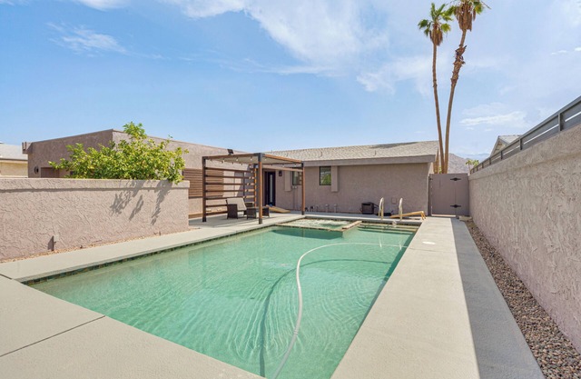 Mtn-View Getaway w/Pool: 4 Mi to Dtwn Palm Desert