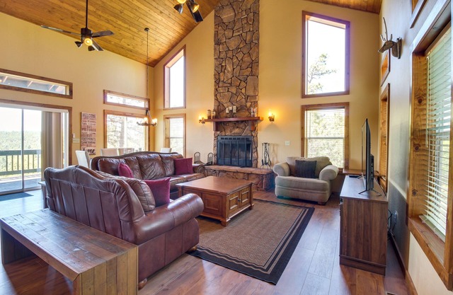 Mtn-View Hilltop Hideaway w/ Deck in Show Low