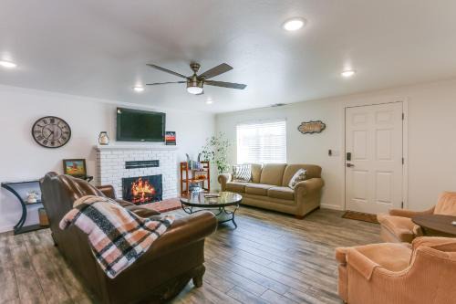 Mtn-View Home with Patio and Grill in Woodlake