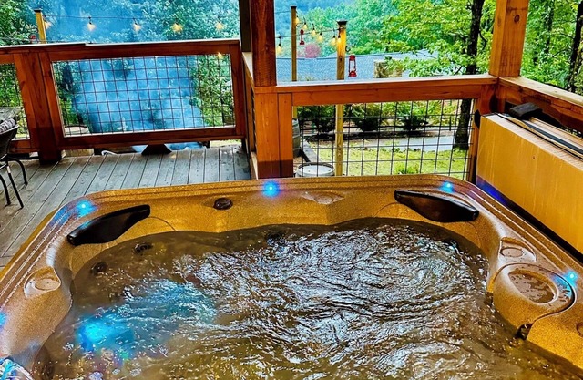 MTN View Retreat, Hot Tub, Game Room & Pizza Oven, Deck, Fire Pit & King Master