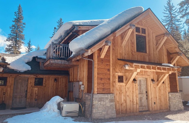 1 BR Loft neben Creek mit herrlichen Ansichten von Mt. Republik