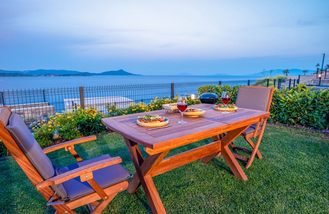 Muğla Bodrum'da Denize Sıfır Ve Özel Plajlı, Konforlu Lüks Kiralık Villa
