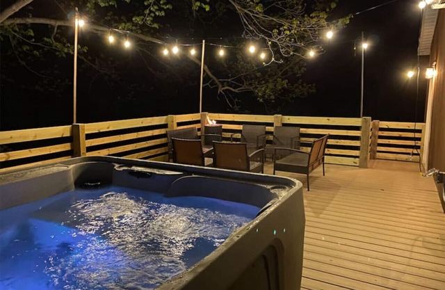 Mud Creek Lodge .1 mi to Bristol Mountain / Hot Tub / Creek