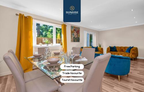 MUIRTON HOUSE - INVOICE and REDUCED PRICE only via SUNRISE SHORT LETS DUNDEE, 4 Bed House, 4 Car Driveway, 2 Bathrooms, Smart TVs in every room, Fully Equipped Kitchen, Large Dining and Living Space, Rear Garden, Free WiFi, Mid to Long Stay Rates