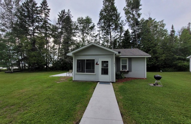 Mullett Lake Gem n2-bedroom cottage on the water in Cheboygan with AC