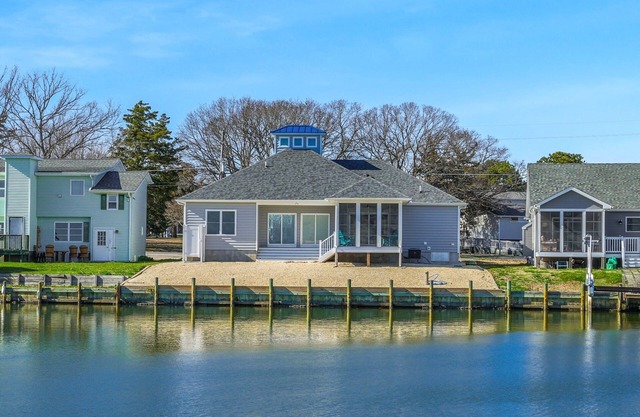 Mulligan Home - Waterfront w/ boat dock & community pools!