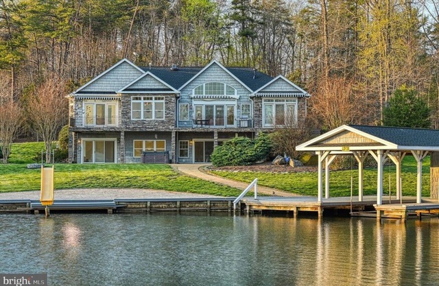 Multi-family DREAM - LAKEFRONT w/ private lagoon. Sleeps 20 w/ TWO full kitchens