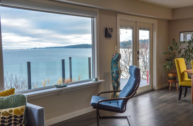 Multi-family home: 5 BR, 2 Kitchens, 2 Living Rooms, 1 Beach and infinite views!