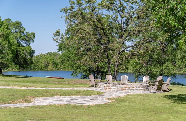 Multi-family Lodge with 8 acre lake and plenty of space, 12 mins to Fort Smith