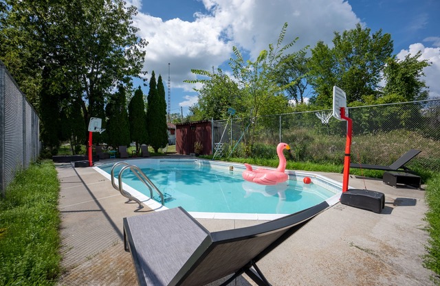 Multi-Family Private Resort (Pool, Gardens, Swings, 3-Full Homes ) *Sleeps 30*