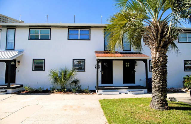 Multi-family Beach Retreat: 2 units+walk to beach+hot tubs+kings+great location