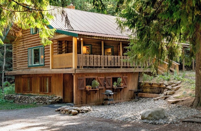 Multi-Level Forest Lodge Near Silverwood w/ Vintage Ice Cream Parlor + Theater