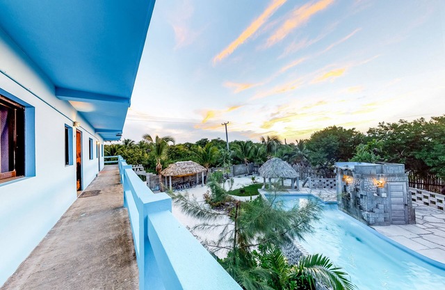 Familienfreundliche Unterkunft mit mehreren Suiten, privatem Pool, Swim-up-Bar und Kajaks