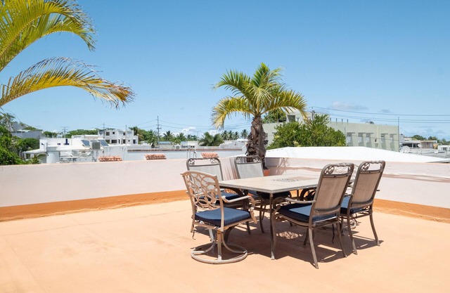 Multi-unit beachside complex for up to 15 guests!