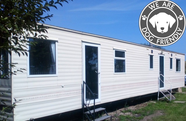 Multiple dogs welcome FREE - Static Caravan in private grounds next to the beach