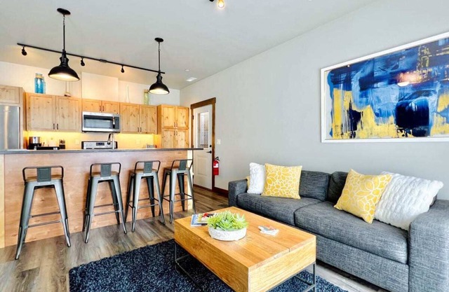 Mural Place, Cool Downtown Condo