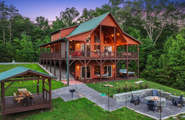 Murphy Cabin w/ Hot Tub, Fire Pit & Mountain Views