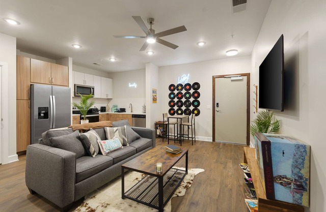 "Music City Vintage in The Gulch" - Spacious 1 Bedroom Apt. Close to Broadway