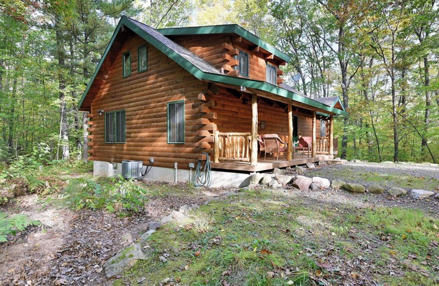 Muskie Ridge- beautiful and rustic 3 bedroom cabin near the Chippewa Flowage.