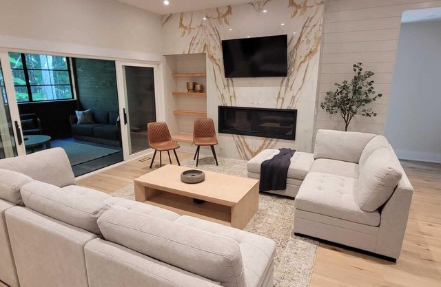 Muskoka Luxury Cottage Retreat | Beach, Hike, Golf, Ski, Provincial Parks & Town