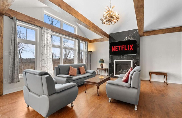 Muskoka Retreat: Stunning Hilltop Views