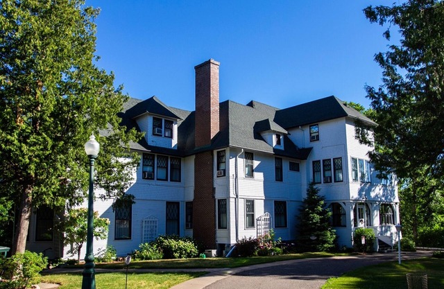 1898 Historic Mansion on the Mississippi