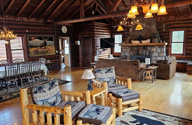 Must See - Wunderschöne Lakefront Log Cabin / Lodge auf einer privaten Halbinsel!