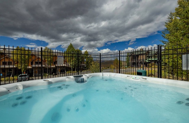 Mustang Lounge- Remodeled 2Bed/2Bath condo in Kicking Horse steps from the lift!